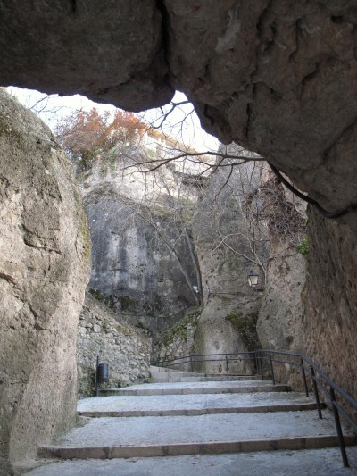 La subida es una enorme cuesta con escalones, entre un callejon de piedra.