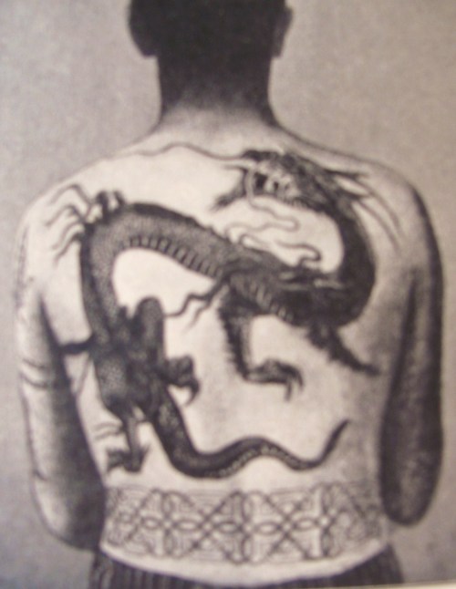 foto tatuaje japones. Tatuaje japones en la espalda de un soldado britanico. LOS TATUAJES HUMANOS.